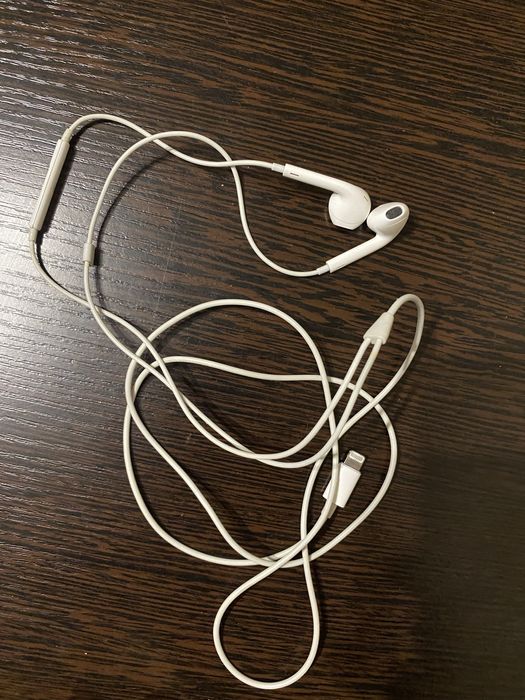 Оригінальні проводні навушники apple