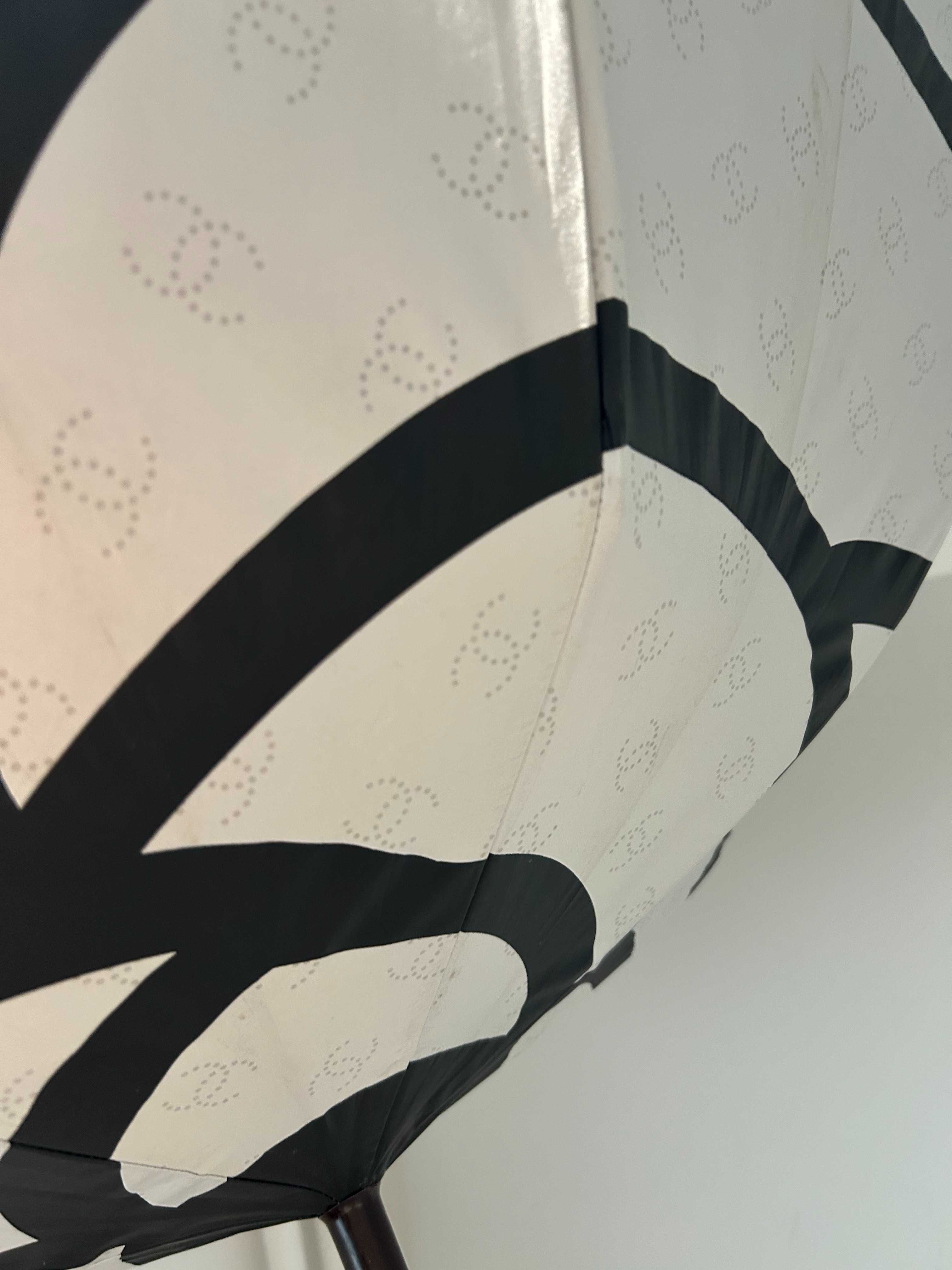Elegancka parasolka Chanel Camellia Flower z monogramem Okazja!