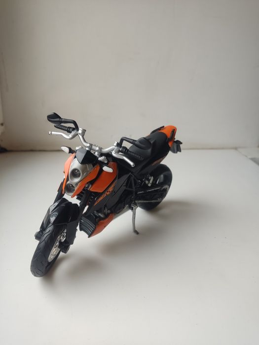 Мотоцикл duke 690 1:12