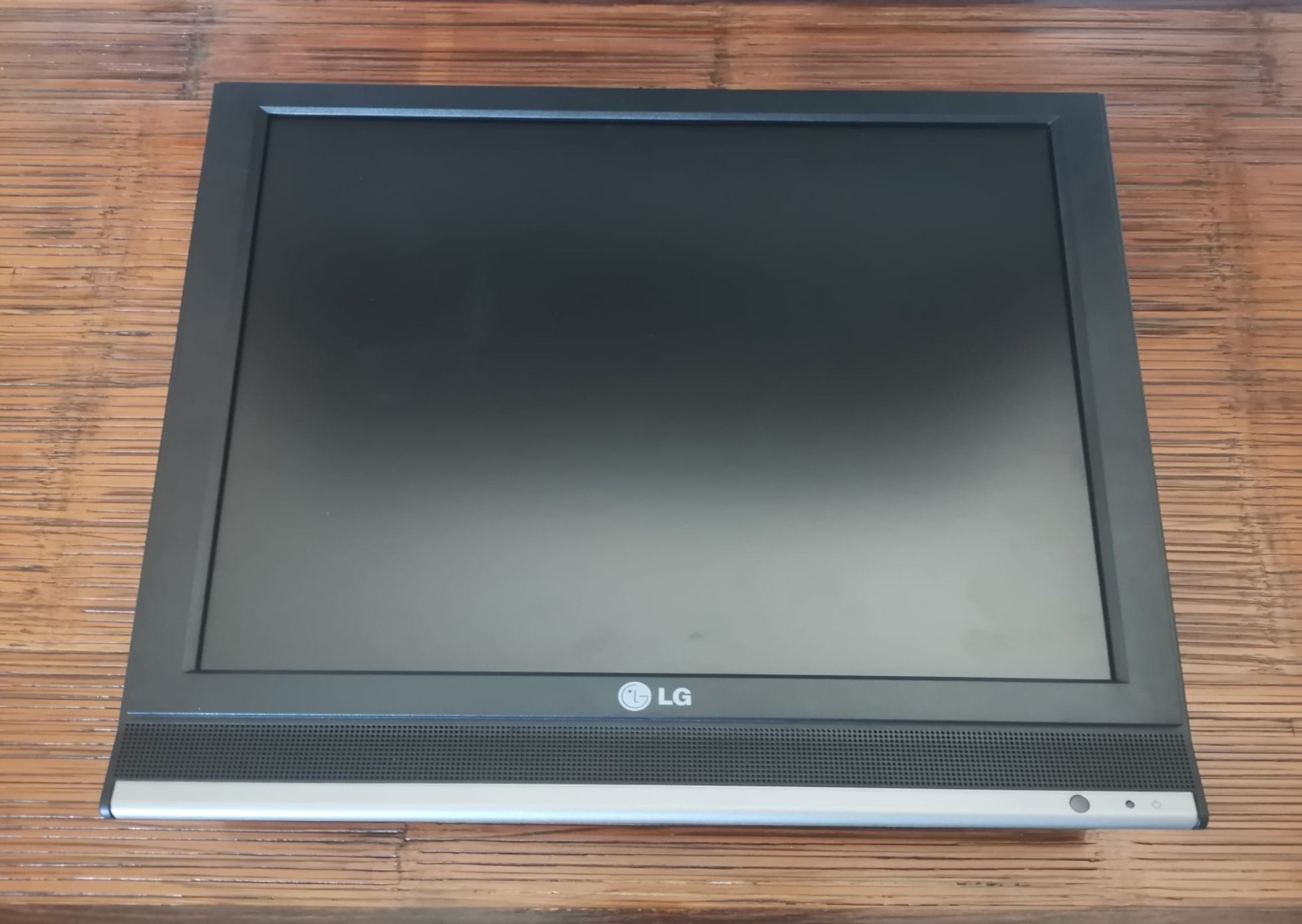 Monitor LG 1755R-ZA 17" LCD com suporte de parede
