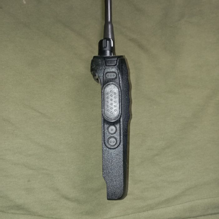 Продам:  Радіостанцію Motorola R7 NKP (б/у, комплект)