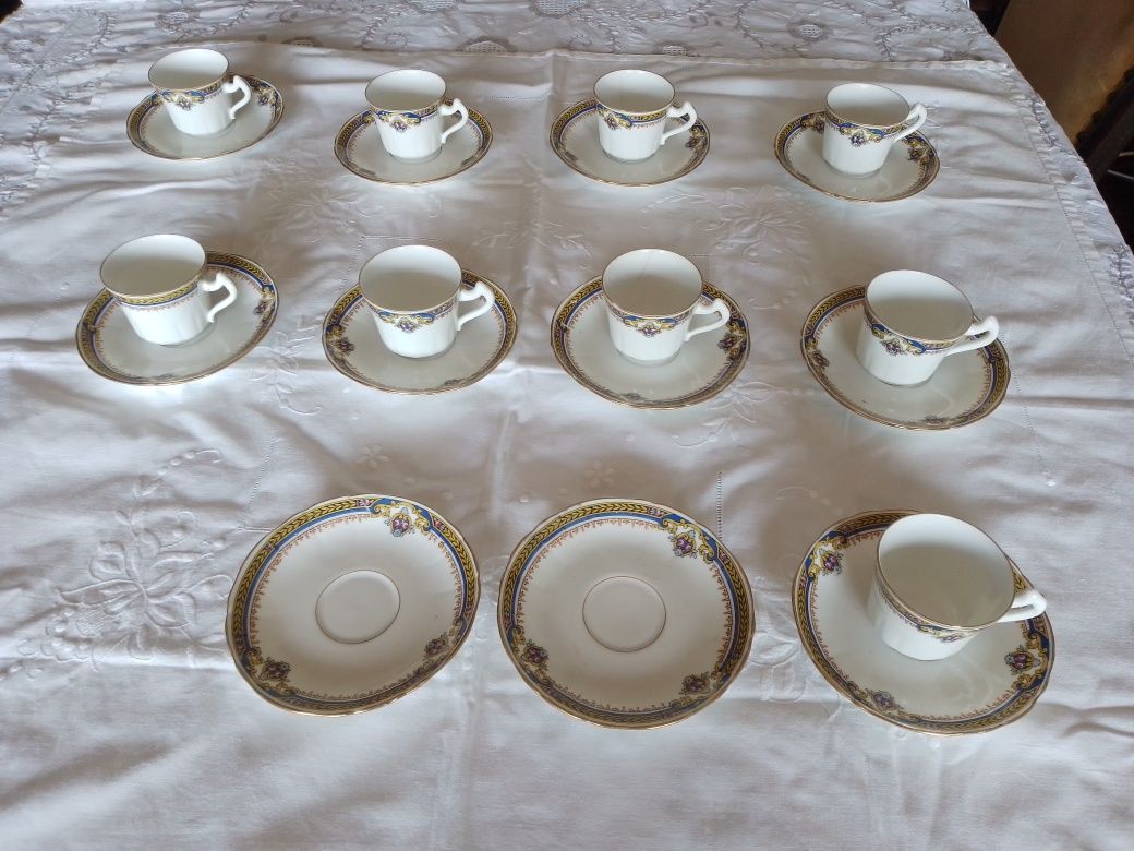 Chávenas café antigas em porcela