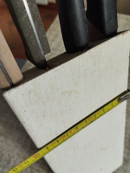 Stojak drewniany z nożami