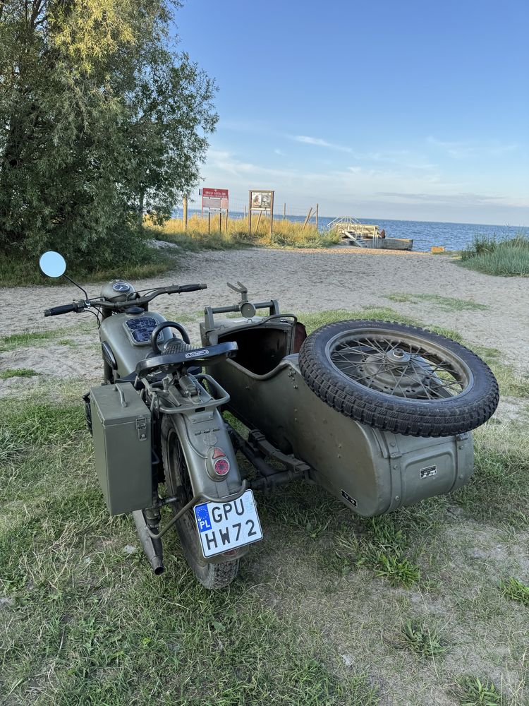 Motocykl z koszem M72 stylizowany na BMW R71