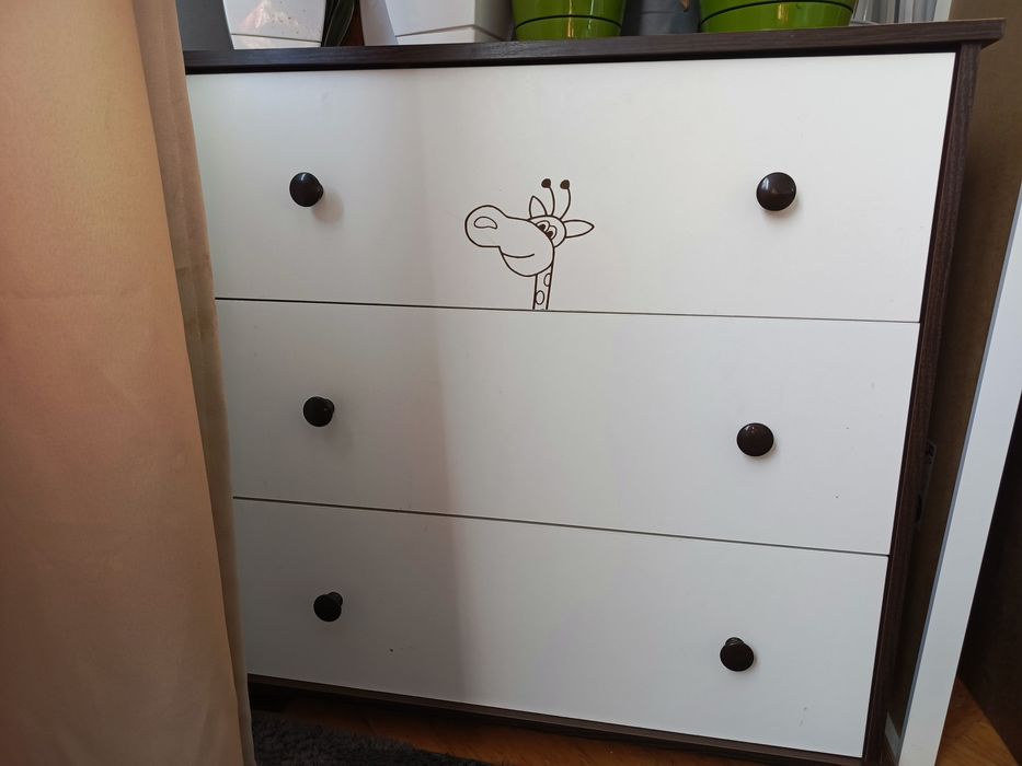 Komoda oraz łóżeczko dziecięce z motywem żyrafy