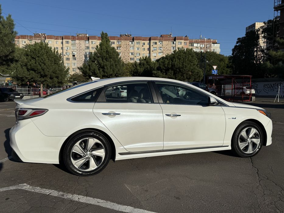 Продам Hyundai Sonata  Гибрид-Плагин 2015г
