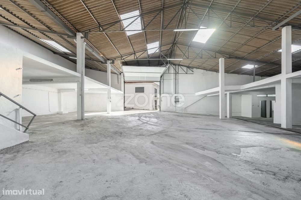 Armazém junto à A41 em Mozelos, Santa Maria da Feira