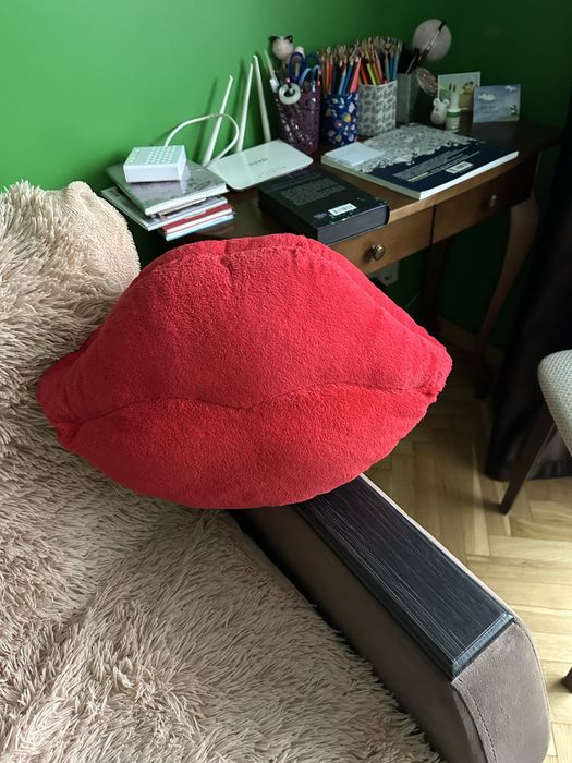 Мягенька подушка у вигляді губ