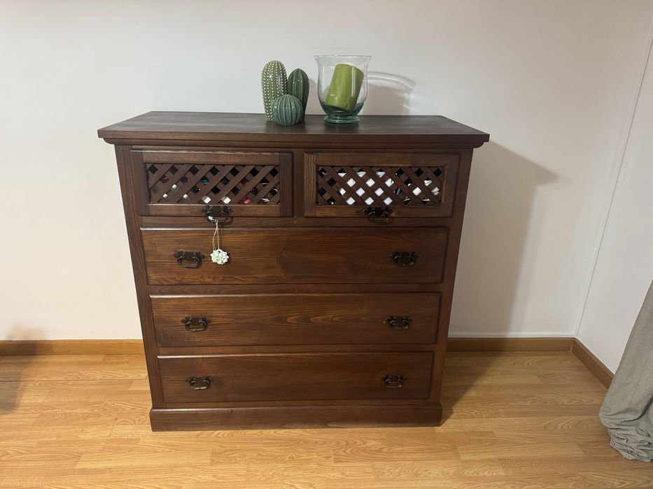 Cómoda em madeira de castanho