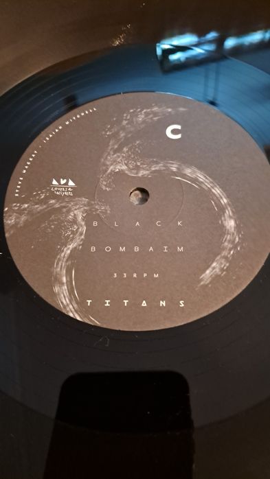 Black Bombaim – Titans