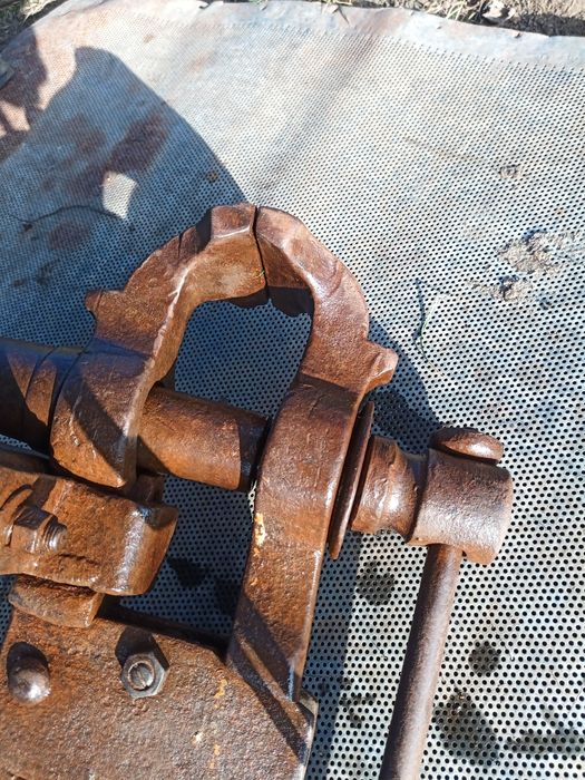 Тіски ковальські