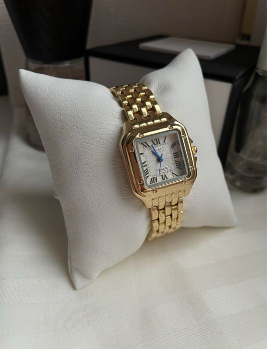 Квадратний годинник у стилі cartier