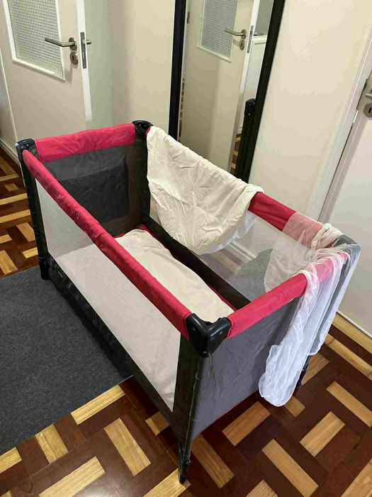 Berço de viagem - Pack and play - com lençóis e rede mosquiteira