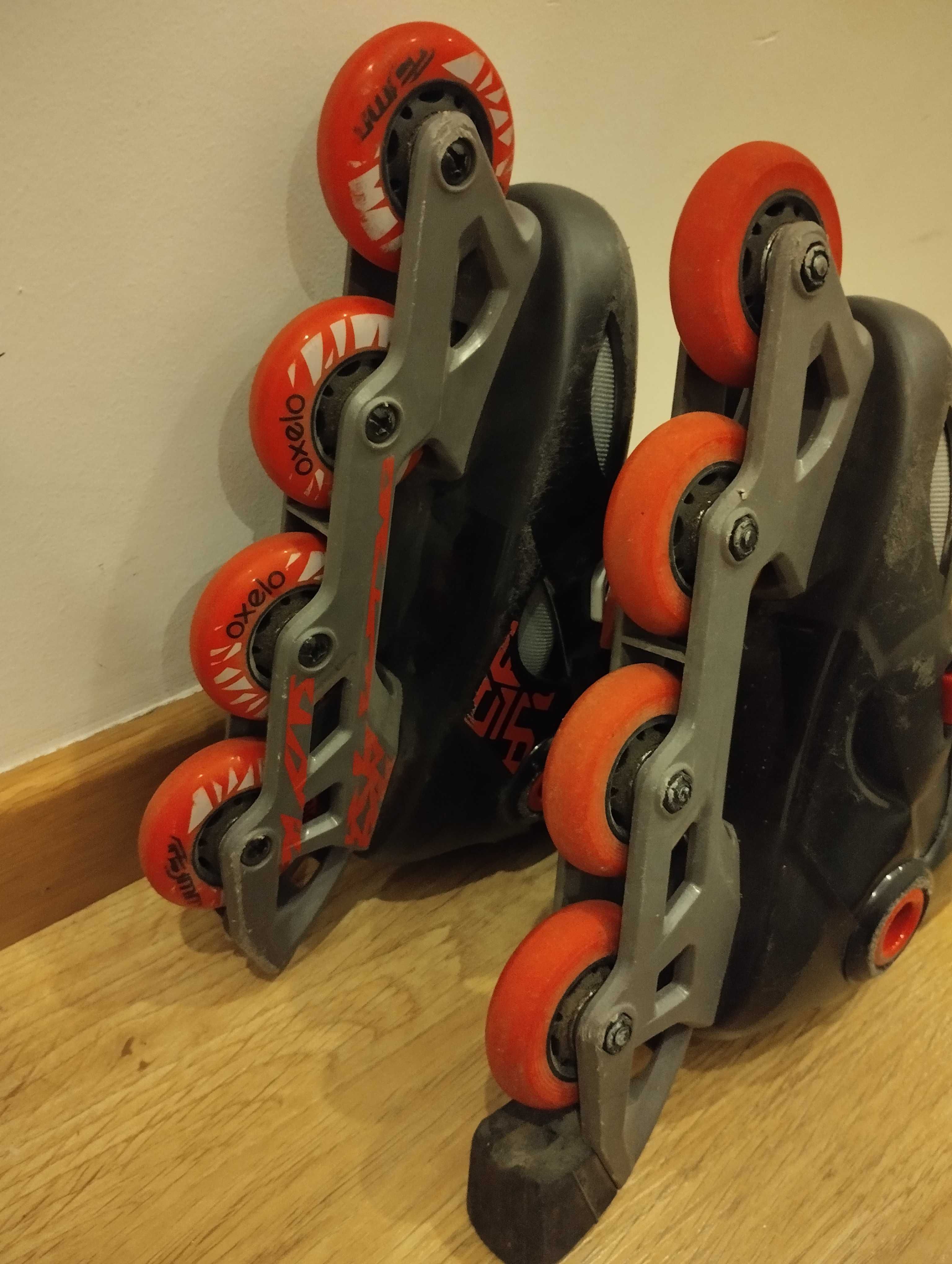 Patins em linha para criança. Marca Oxelo. Muito bem conservados!