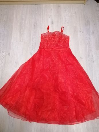 Червоне пишне плаття на дівчинку