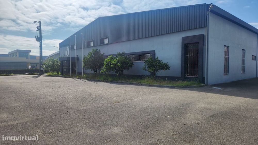 Pavilhão em Zona Industrial c/ 1500 m2, Casal da Lebre - M. Grande