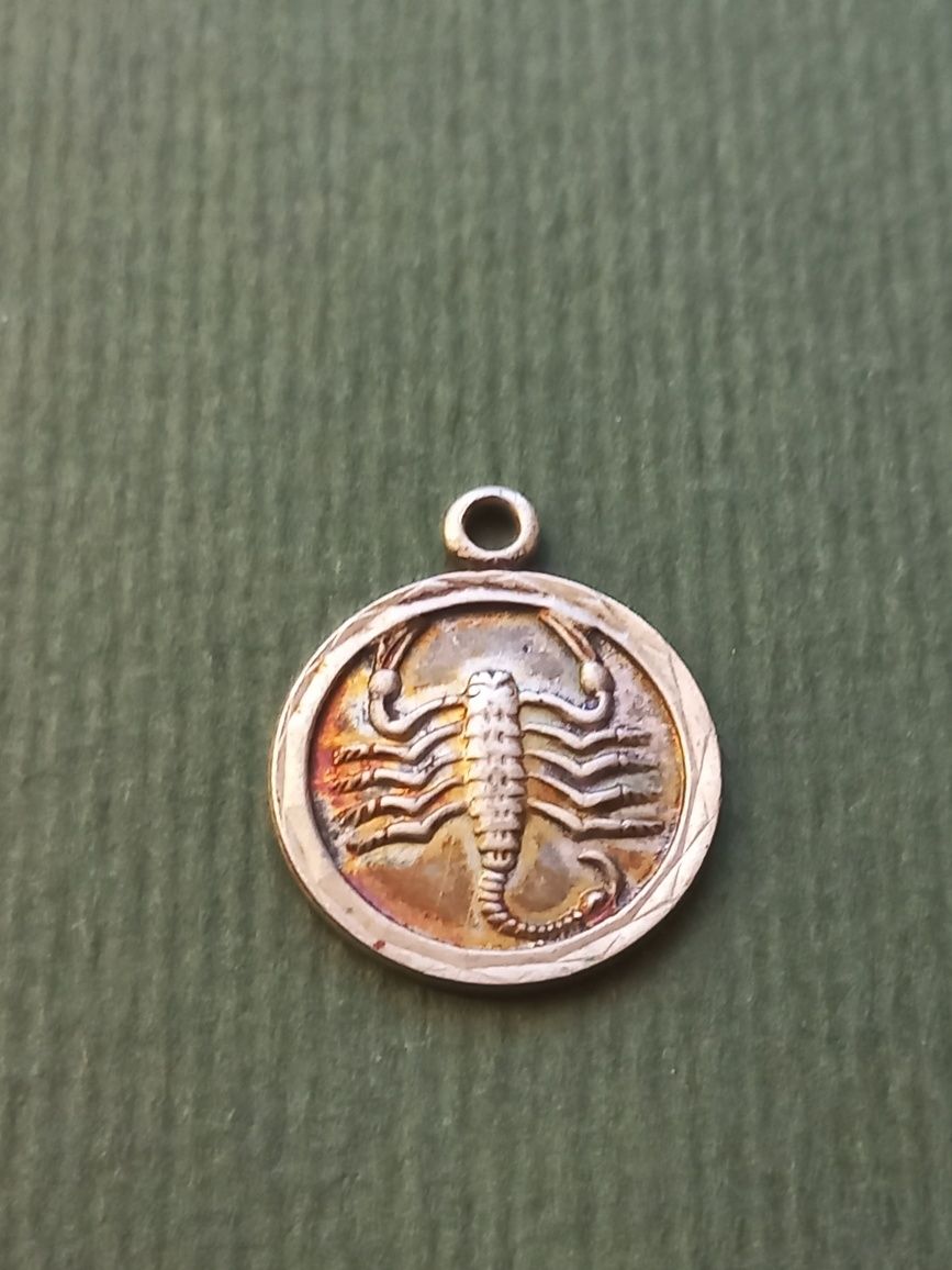 Srebrna zawieszka ( przywieszka) - znak zodiaku - skorpion