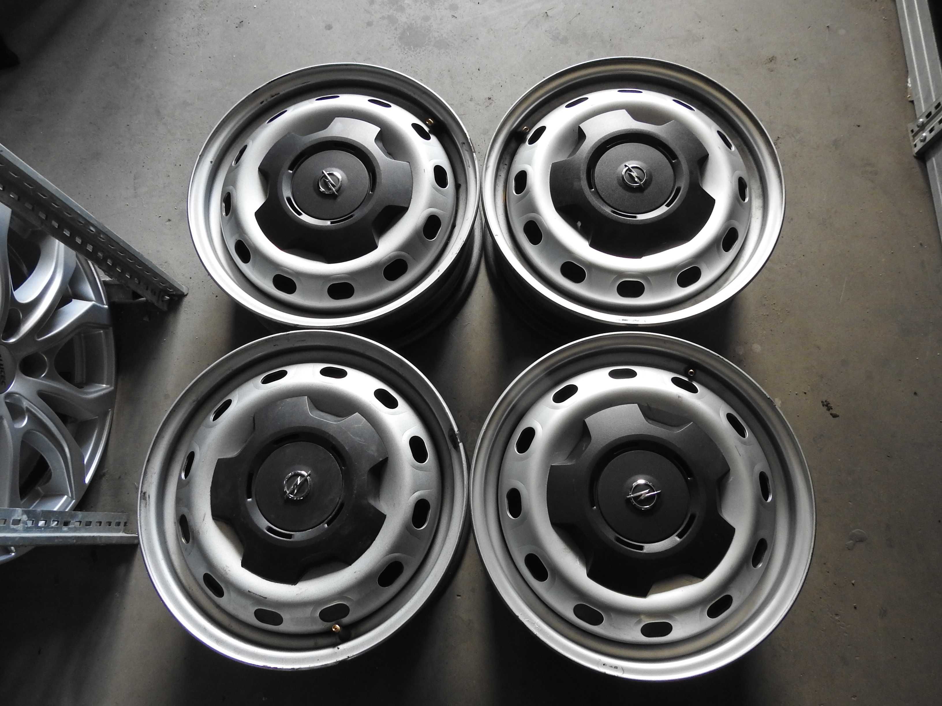 4xFELGI STALOWE 16 5x114,3 Opel Vivaro III ET50 6J + DEKLE