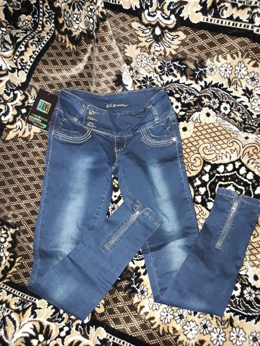 Джинсы женские скинни с вышивкой