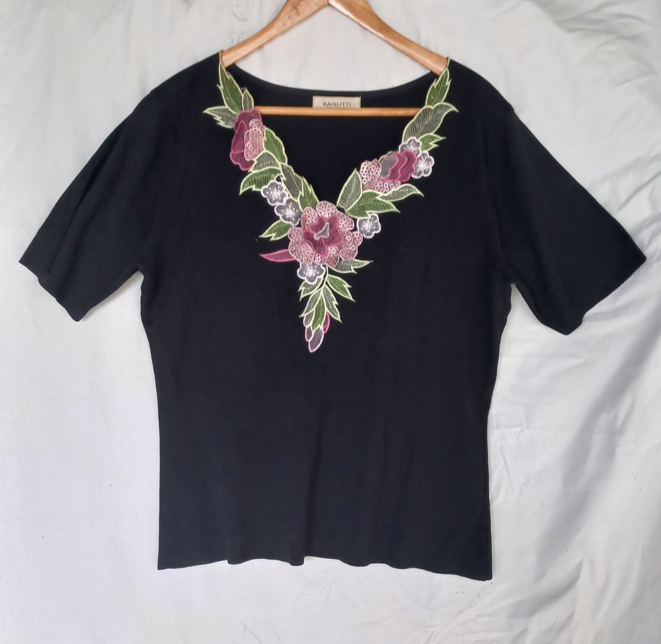 Blusa preta com aplicações no decote