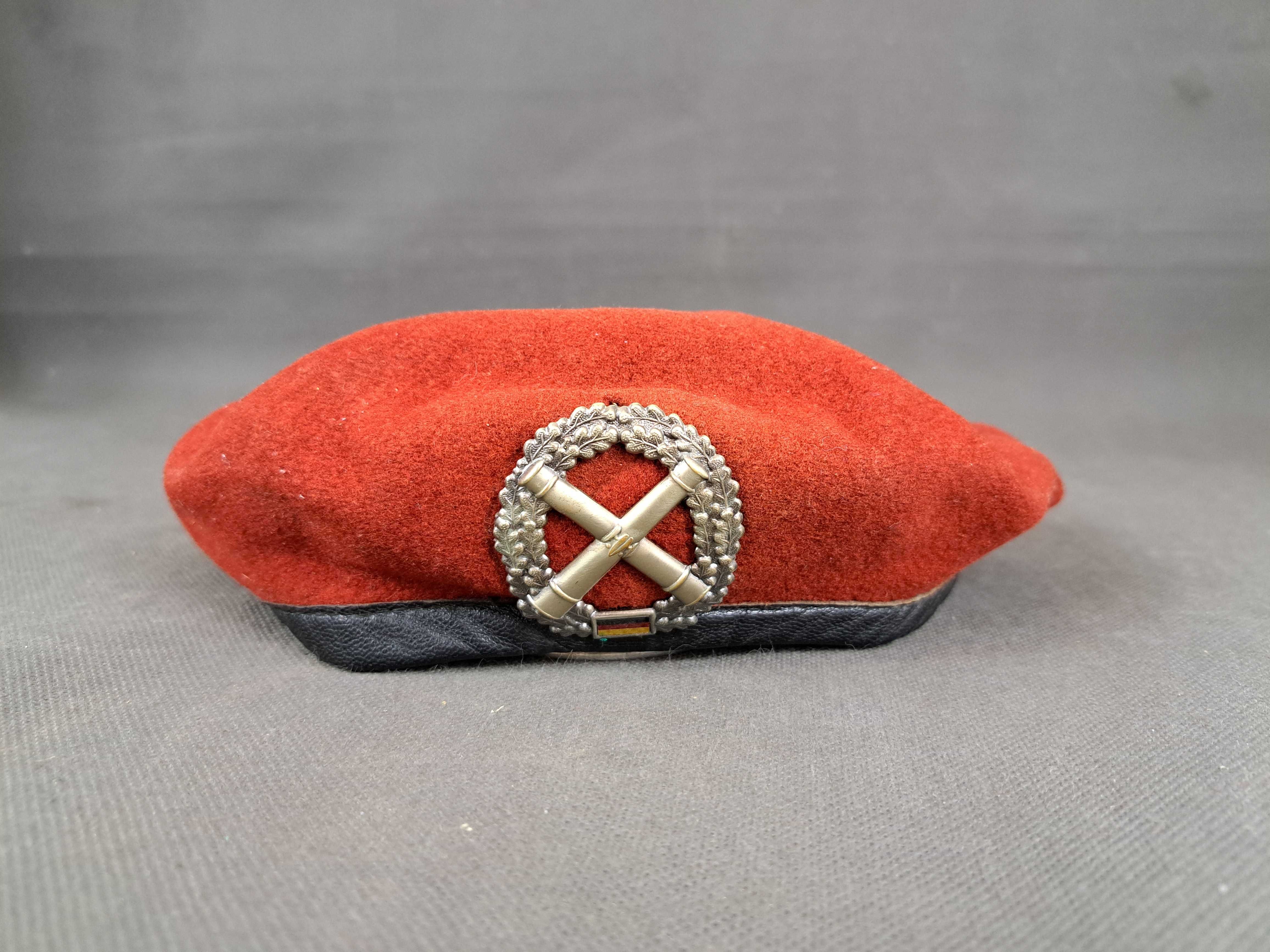 Wojskowy beret niemiecki, czerwony rozm. 59