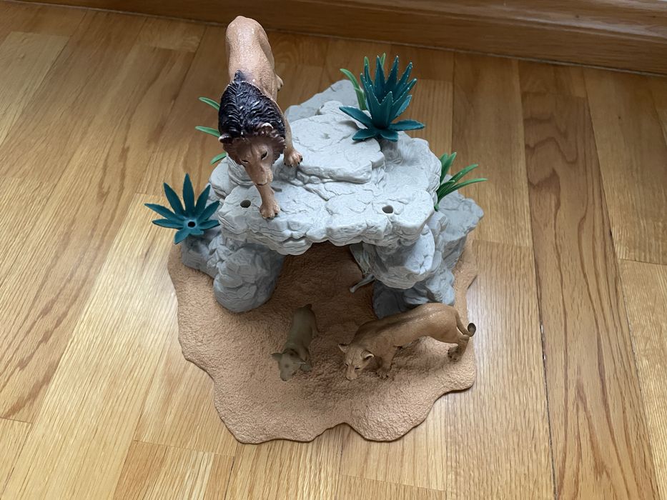 Miniaturas de aninais - Caverna com leão + leoa + cria Schleich
