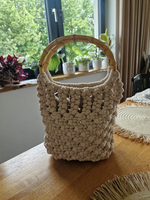 Makramowa torebka z bambusowymi uchwytami