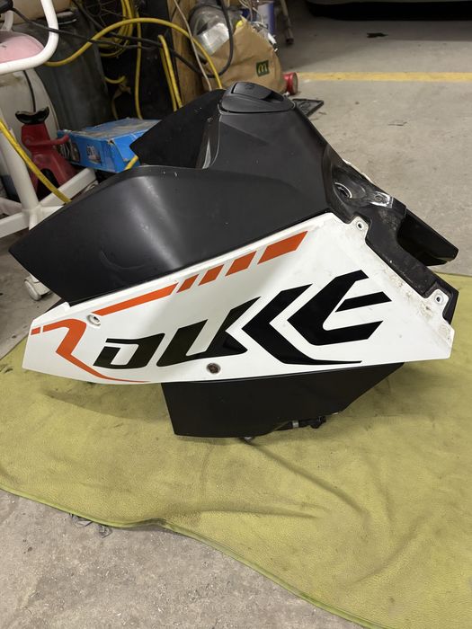 Zbiornik paliwa, bak + owiewki do KTM 690 z 2010