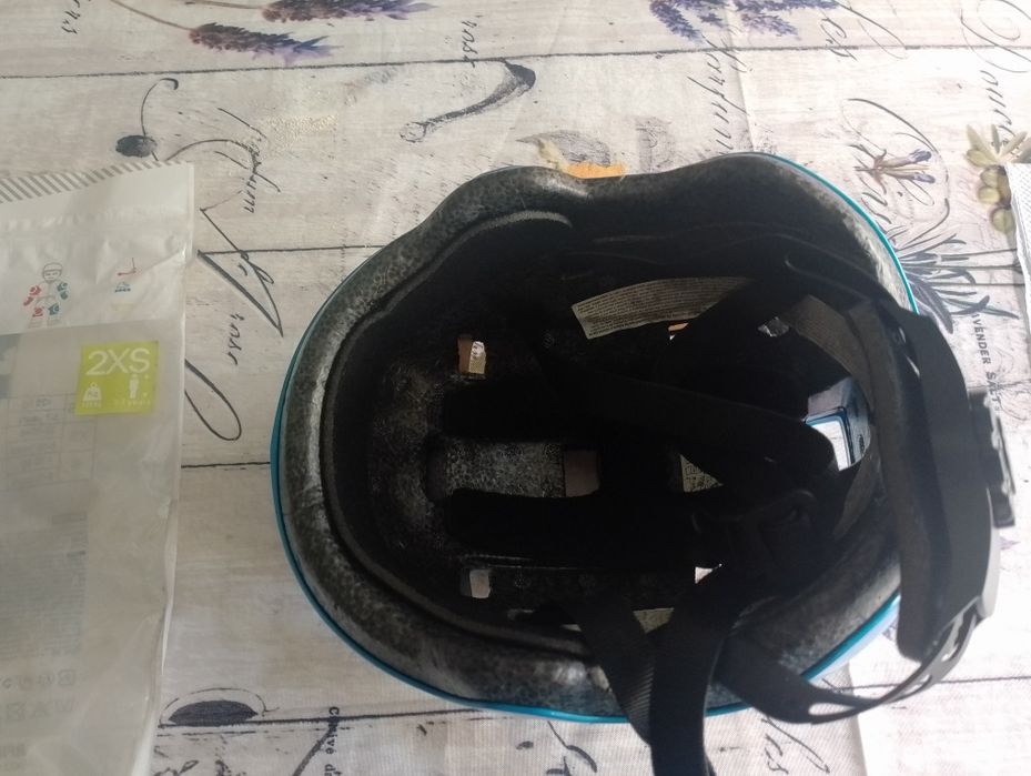 Capacete e proteções para criança.