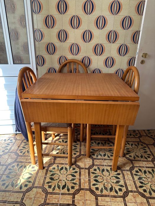 Mesa em tola e 4 cadeiras