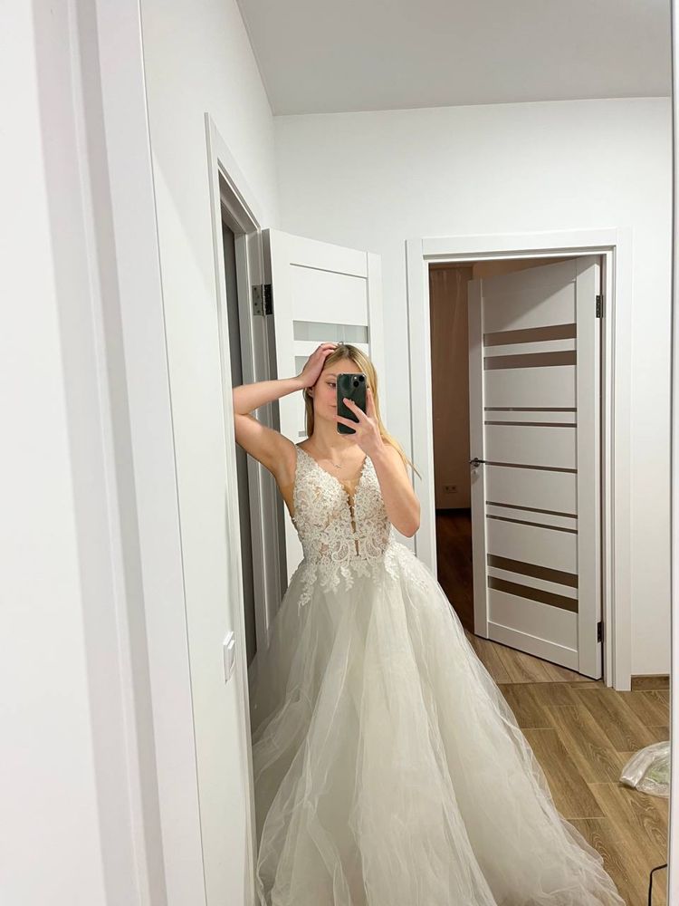 Весільна сукня зщита на замовлення ( розмір 44)
