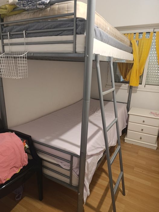 Máquina de lavar roupa, beliche, frigorífico.