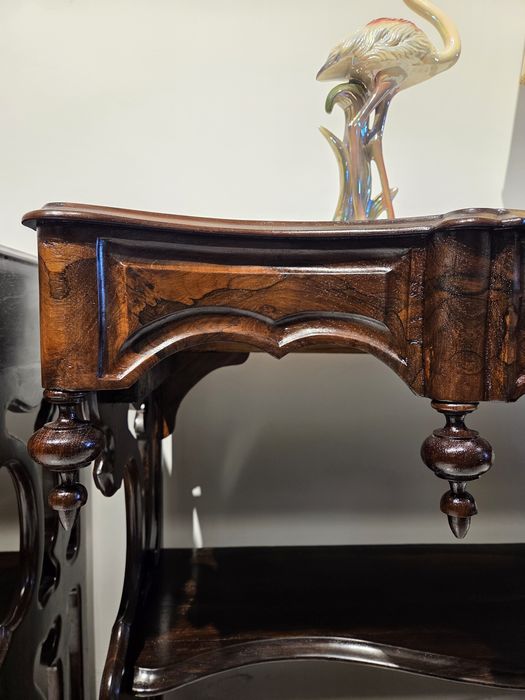 Par de Credências Românticas em Pau-santo. 

Peças antigas e restaurad