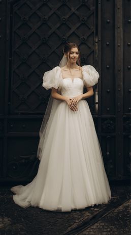 Продам весільну сукню колір айворі