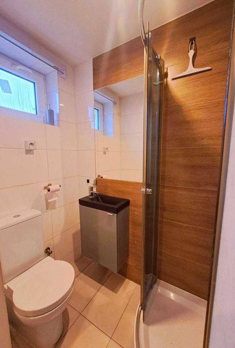 Niezależny dom  kwatery noclegi dla firm plac na sprzęt parking 7 osób