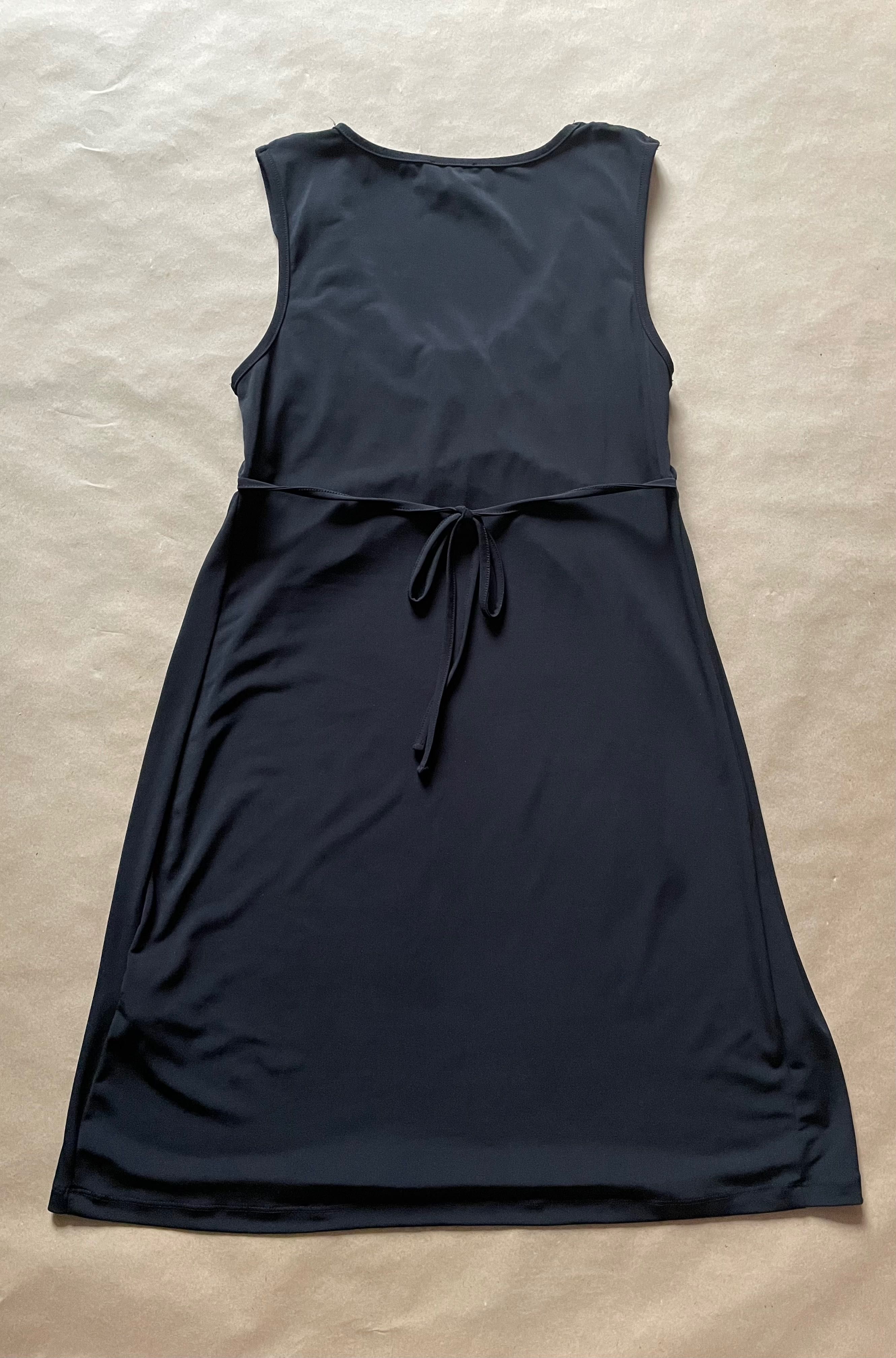 Легкое черное платье с пайетками