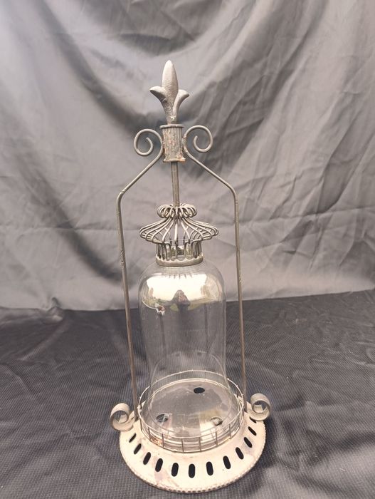 Stalowy lampion ze śladami użytkowania