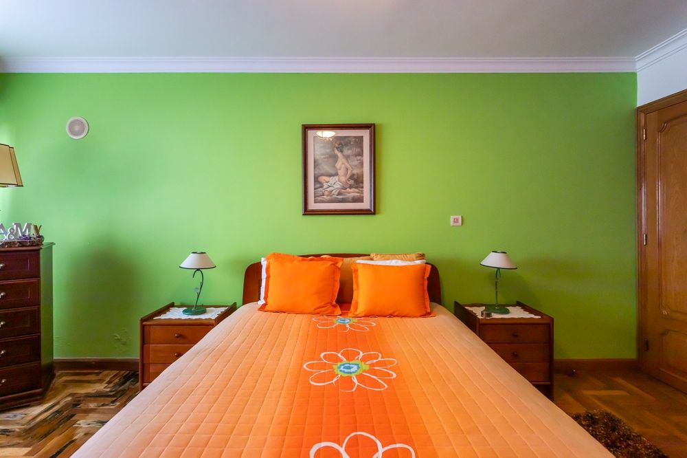 Quarto de casal com cama sem colchão