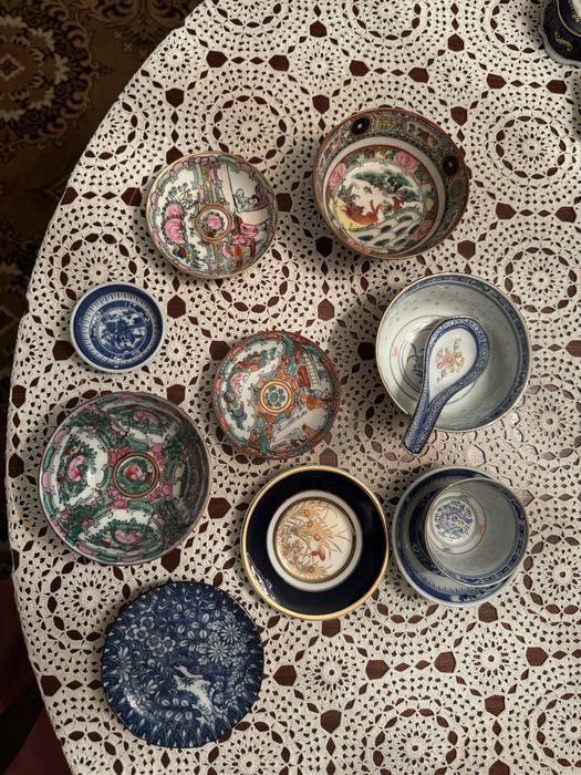 Conjunto pratos e taças decorativos