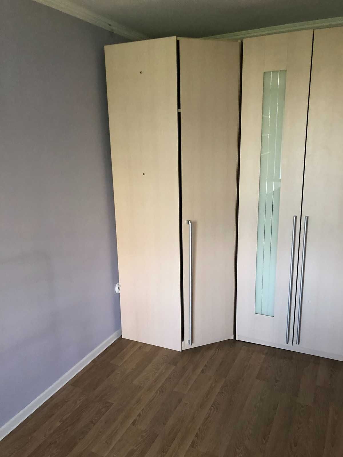 Продам 2 шкафа молочного кольору