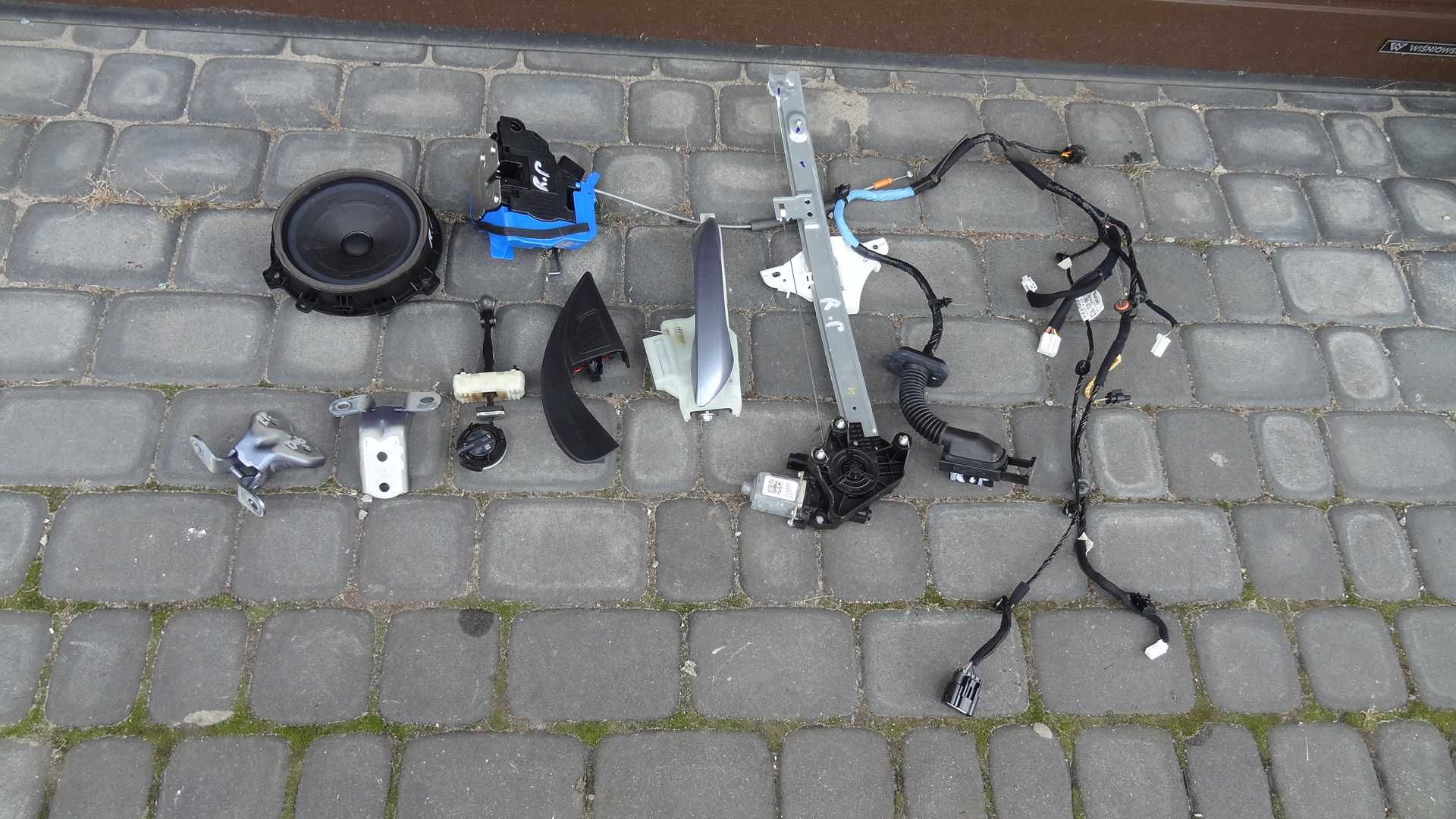 Hyundai I20 III   21-  drzwi prawe zamek zawiasy podnośnik klamka
