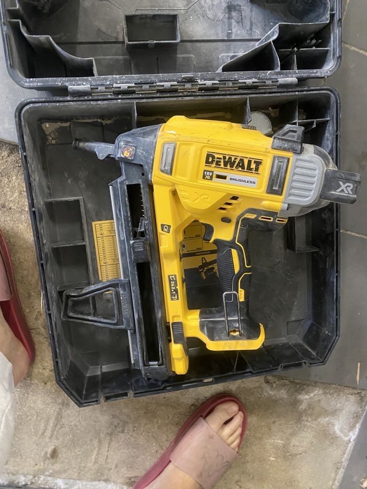 Osadzak gwoździarka Dewalt DCN 890n