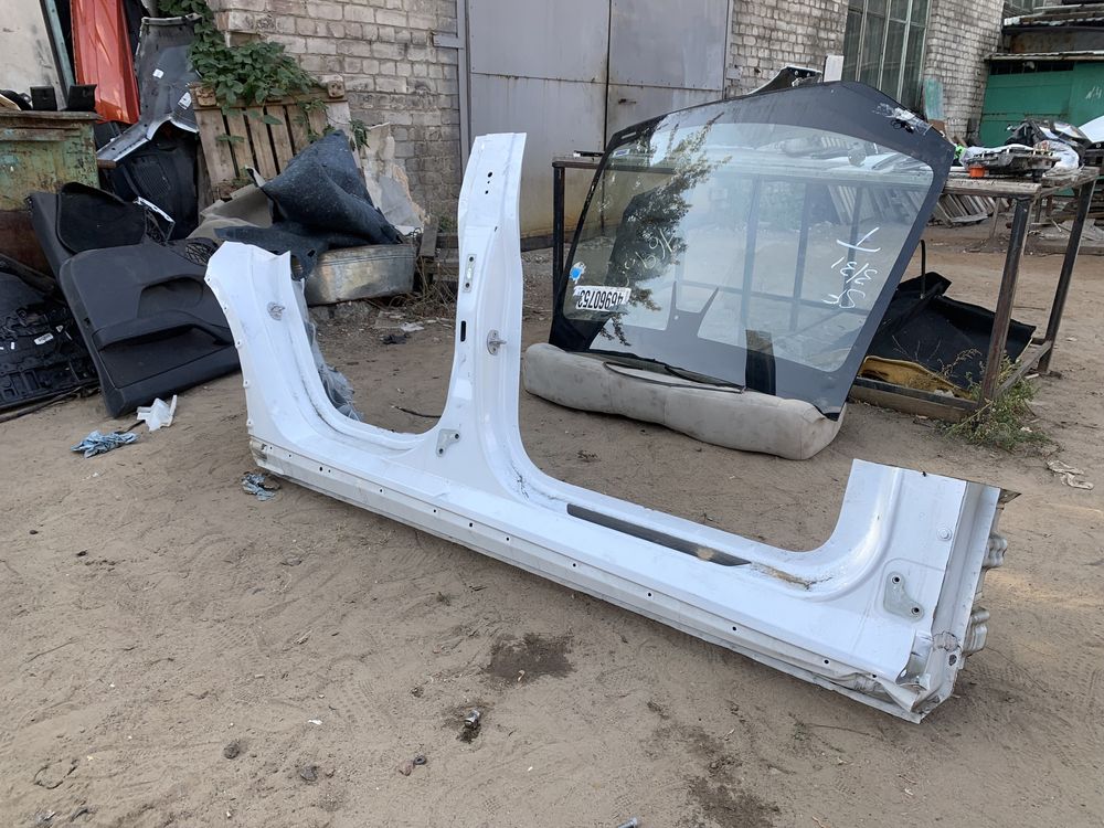 Tesla Model Y задний сапожок порог центральная стойка разборка