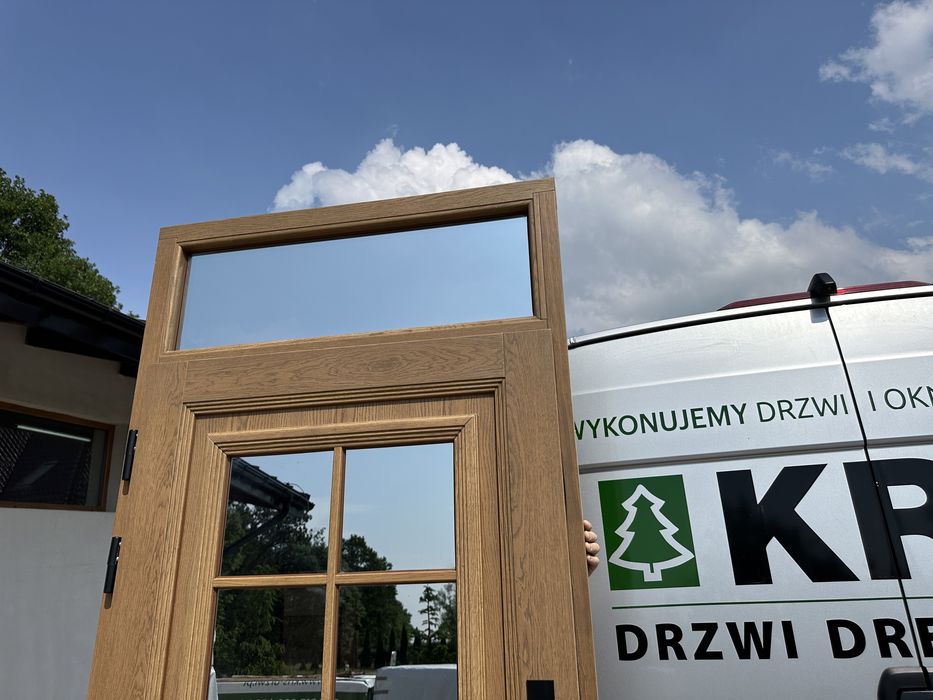 Drzwi zewnętrzne drewniane dębowe z naświetlem  NietypoweMontaż Polska