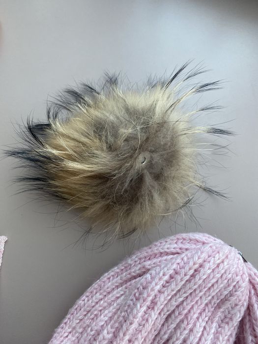 Тепла шапка для дівчинки із бубоном