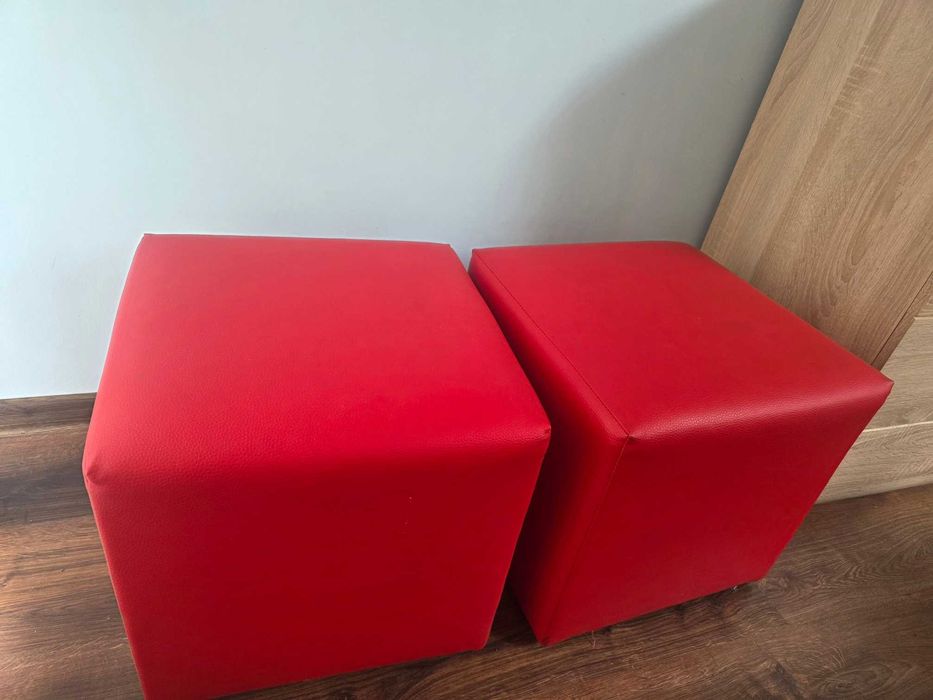 Dwie czerwone, używane z ekoskóry PUFY 40x40 cm + zielone pokrowce