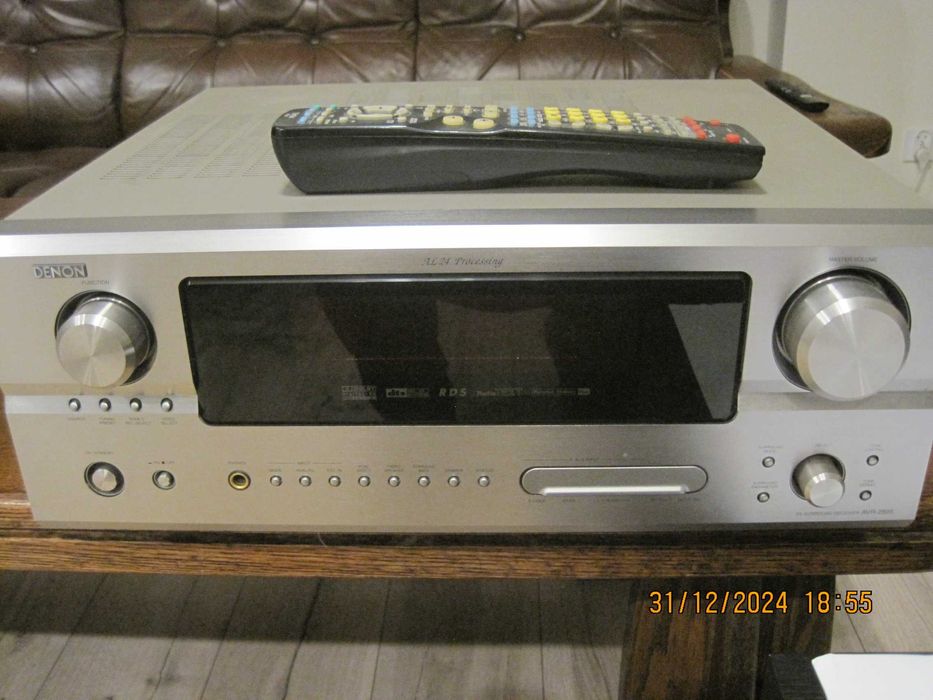 Amplituner kina domowego Denon z pilotem.