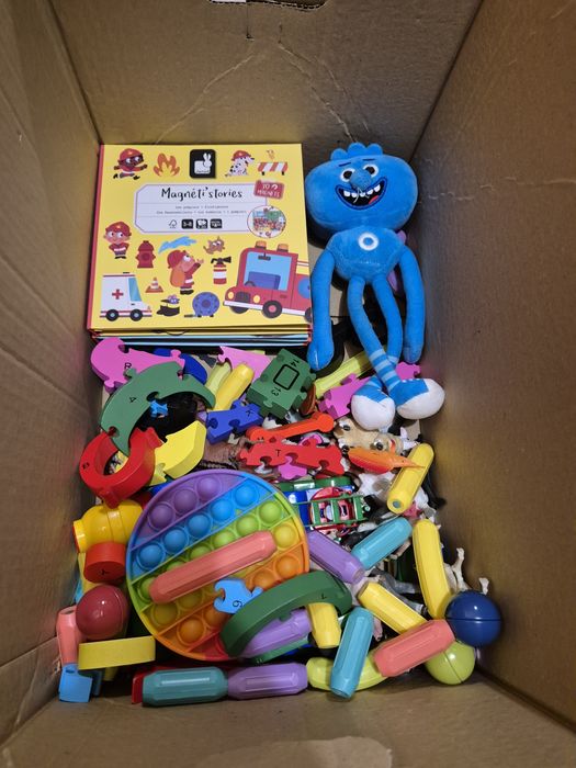 Zabawki, książeczki itp. dla 2-3 latka. Karton