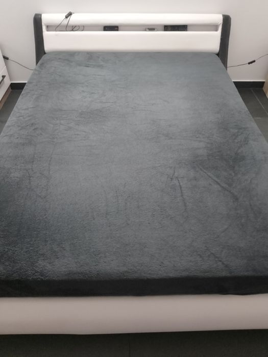 Cama de casal e colchão