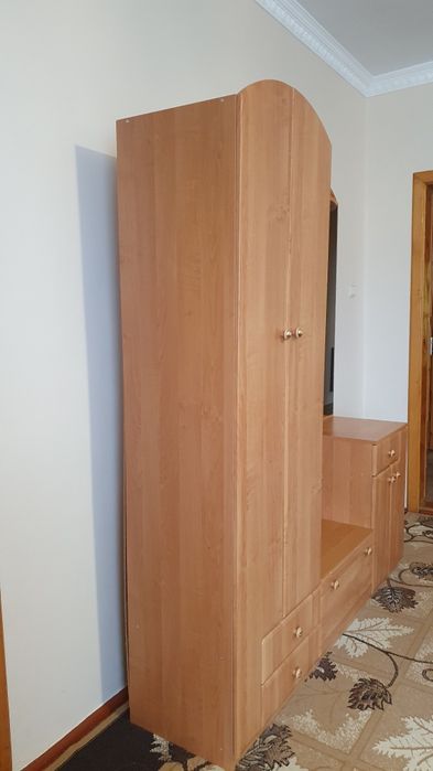 Шафа в передпокій, дзеркало